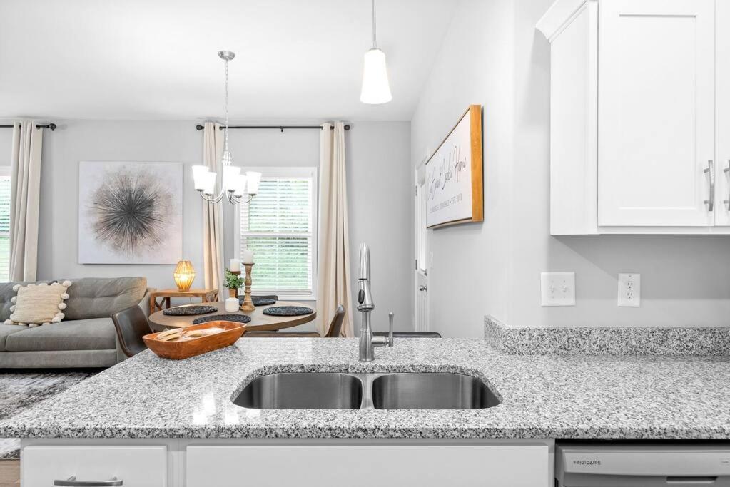 One-Of-A-Kind Smart, Cookie Themed Home For Up To 6 クラークスビル エクステリア 写真